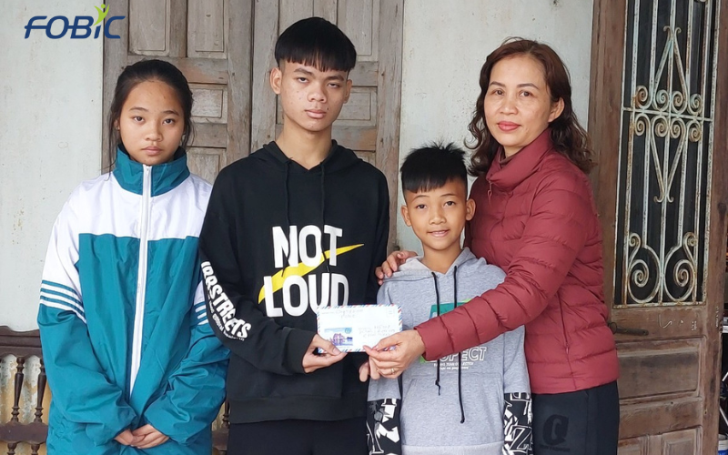 Trao quà tặng cho 3 em học sinh ở Nam Định